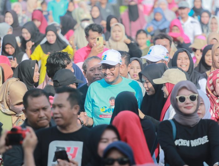 FOTO: Calon Bupati Sumenep nomor urut 02, Achmad Fauzi Wongsojudo, berbaur bersama ratusan emak-emak saat senam bereng di area Stadion A. Yani, Panglegur, Minggu pagi (17/11/2024).
