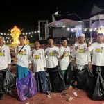 FOTO: Barisan Santri Milenial Sumenep mengerahkan Tim Semut Putih untuk membersihkan Lokasi Shalawat FAHAM. Para relawan bahu membahu memunguti sampah-sampah yang berserakan hingga bersih di area GOR A Yani Panglegur Sumenep, Sabtu malam (16/11/2024).