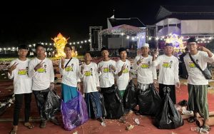 Tim Semut Putih Santri Milenial Jaga Kebersihan Lokasi Sholawat Paslon Faham