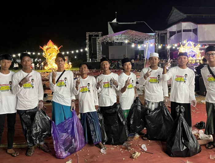 FOTO: Barisan Santri Milenial Sumenep mengerahkan Tim Semut Putih untuk membersihkan Lokasi Shalawat FAHAM. Para relawan bahu membahu memunguti sampah-sampah yang berserakan hingga bersih di area GOR A Yani Panglegur Sumenep, Sabtu malam (16/11/2024).