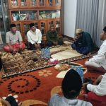FOTO: Calon Bupati Sumenep Achmad Fauzi Wongsojudo saat bersilaturahmi ke pengasuh pondok pesantren Sabiliyah Desa Arjasah Kecamatan Arjasa Mahbub Sabil.