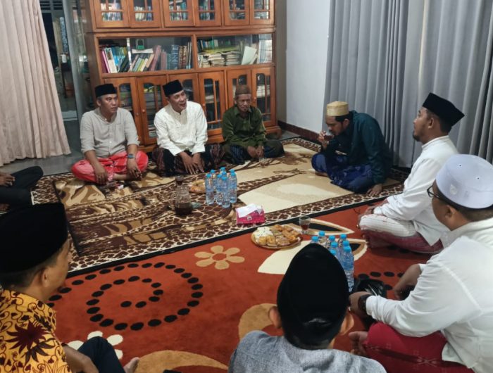 FOTO: Calon Bupati Sumenep Achmad Fauzi Wongsojudo saat bersilaturahmi ke pengasuh pondok pesantren Sabiliyah Desa Arjasah Kecamatan Arjasa Mahbub Sabil.
