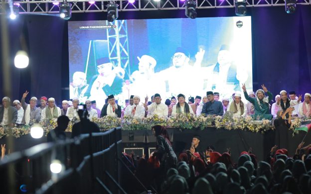 : Relawan pemenangan paslon nomor urut 2, Achmad Fauzi Wongsojudo dan KH. Imam Hasyim (Faham), menggelar sholawatan di Lapangan Sawunggaling Desa Pasongsongan Kecamatan Pasongsongan, Senin (18/11/2024) malam.
