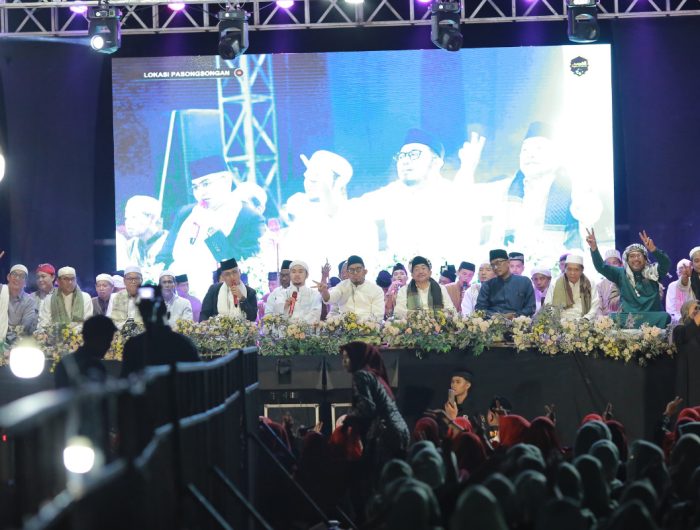 : Relawan pemenangan paslon nomor urut 2, Achmad Fauzi Wongsojudo dan KH. Imam Hasyim (Faham), menggelar sholawatan di Lapangan Sawunggaling Desa Pasongsongan Kecamatan Pasongsongan, Senin (18/11/2024) malam.
