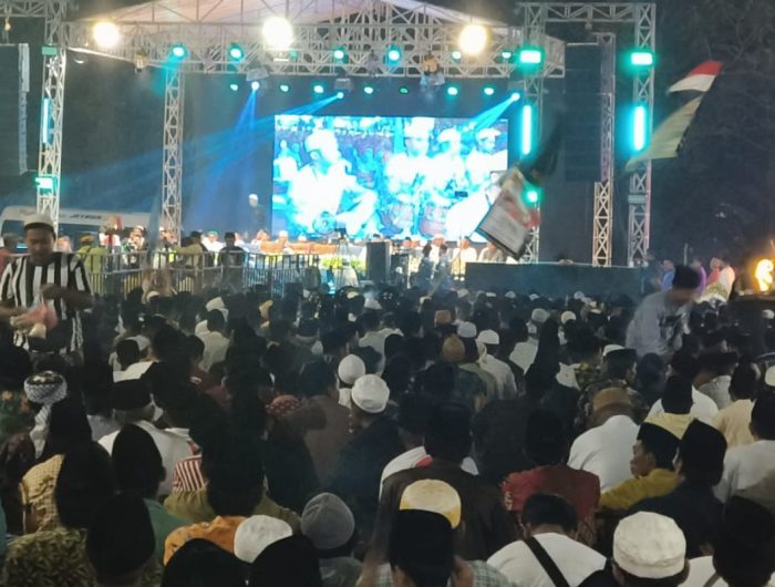 FOTO: Gabungan relawan dari berbagai jaringan pemenangan paslon nomor urut 2, Achmad Fauzi Wongsojudo dan KH Imam Hasyim (Faham) melaksanakan gelaran sholawat di Lapangan Gapura, Kecamatan Gapura, Selasa (19/11/2024).