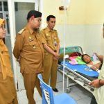 FOTO: Bupati Sumenep Achmad Fauzi Wongsojudo saat meninjau pelayanan kesehatan gratis di puskesmas beberapa bulan lalu. (Dok. Panji Agira/wartazone.com)