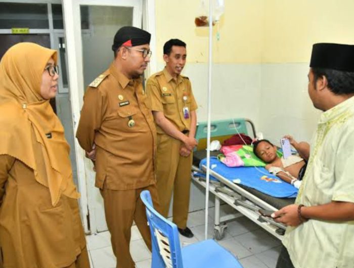 FOTO: Bupati Sumenep Achmad Fauzi Wongsojudo saat meninjau pelayanan kesehatan gratis di puskesmas beberapa bulan lalu. (Dok. Panji Agira/wartazone.com)