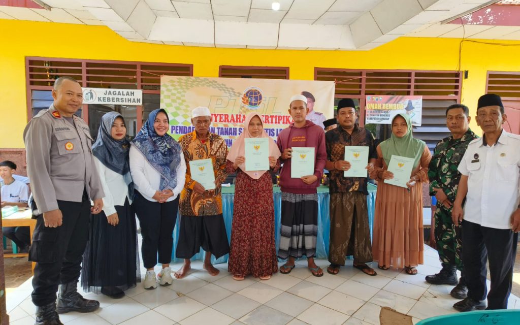 Penyerahan Sertifikat PTSL di Romben Guna, Kades Vera: Alhamdulillah ini sangat diharapkan warga