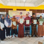 FOTO: Penyerahan sertifikat Pendaftaran Tanah Sistematis Lengkap (PTSL) tahun 2024 di balai Desa Romben Guna oleh Tim I Panitia Ajudikasi Badan Pertanahan Nasional (BPN) Kabupaten Sumenep.