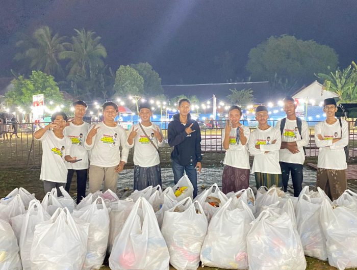 FOTO: Relawan kebersihan Tim Semut Putih bergerak mengawal kebersihan lokasi kegiatan FAHAM Bersholawat yang roadshow ke sejumlah kecamatan.