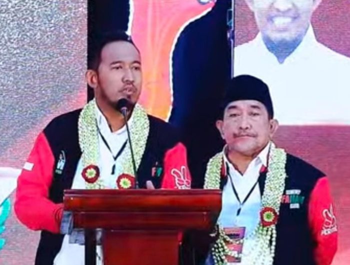 FOTO: Paslon nomor urut 2 Achmad Fauzi Wongsojudo - KH. Imam Hasyim (FAHAM), tampil energik pada debat pamungkas yang digelar KPU kabupaten Sumenep, di kampus Uniba Madura. Rabu (20 November 2034) malam.