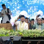 FOTO: Para kiai, pimpinan lintas partai pengusung, tim pemenangan hingga relawan guyub menghadiri Faham bersholawat, di lapangan Kecamatan Saronggi. Kamis (21 November 2024) malam.