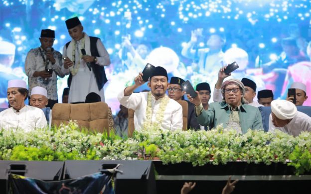 Faham Bersholawat di Saronggi, Ribuan Warga Serukan Kemenangan Fauzi-Imam