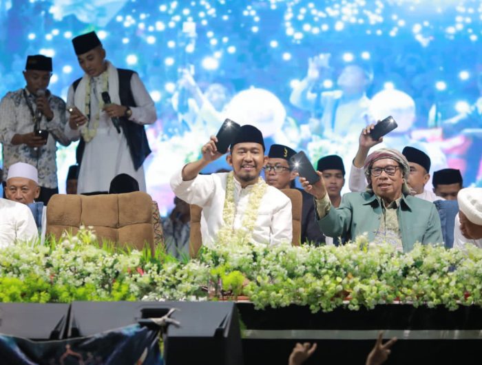 FOTO: Para kiai, pimpinan lintas partai pengusung, tim pemenangan hingga relawan guyub menghadiri Faham bersholawat, di lapangan Kecamatan Saronggi. Kamis (21 November 2024) malam.
