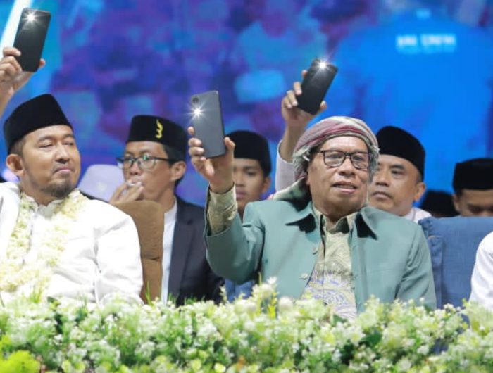 FOTO: Mantan Bupati Sumenep dua periode KH. Ramdlan Siraj bersama para kiai, pimpinan lintas partai pengusung, tim pemenangan hingga relawan guyub menghadiri Faham bersholawat, di lapangan Kecamatan Saronggi. Kamis (21 November 2024) malam.
