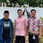 FOTO: Ketua FKUB Sumenep KH. Ahmad Qusyairi (kiri) saat foto bersama Jemaah Katolik Maria Gunung Karmel Sumenep.