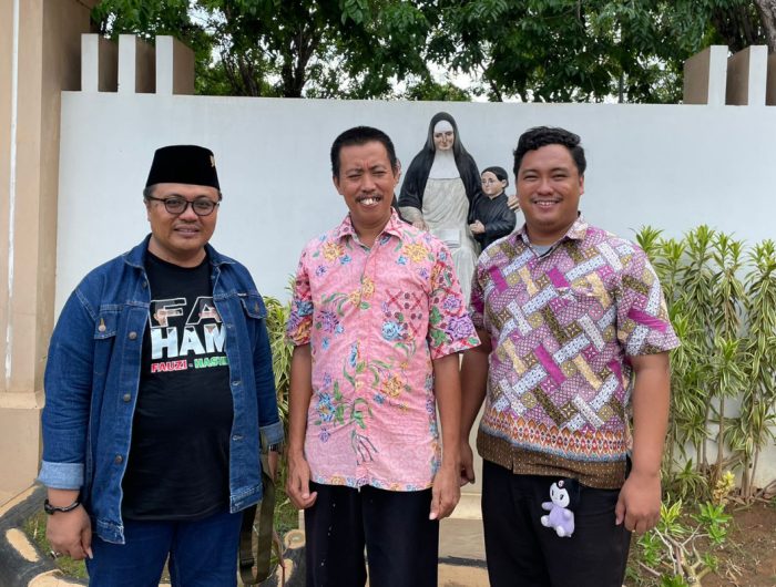 FOTO: Ketua FKUB Sumenep KH. Ahmad Qusyairi (kiri) saat foto bersama Jemaah Katolik Maria Gunung Karmel Sumenep.
