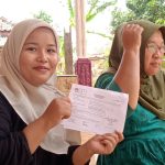 FOTO: Dokumentasi petugas KPPS di TPS 03 Desa Lobuk saat penyerahan Formulir C-Pemberitahuan KWK di rumah Joni Susanto.