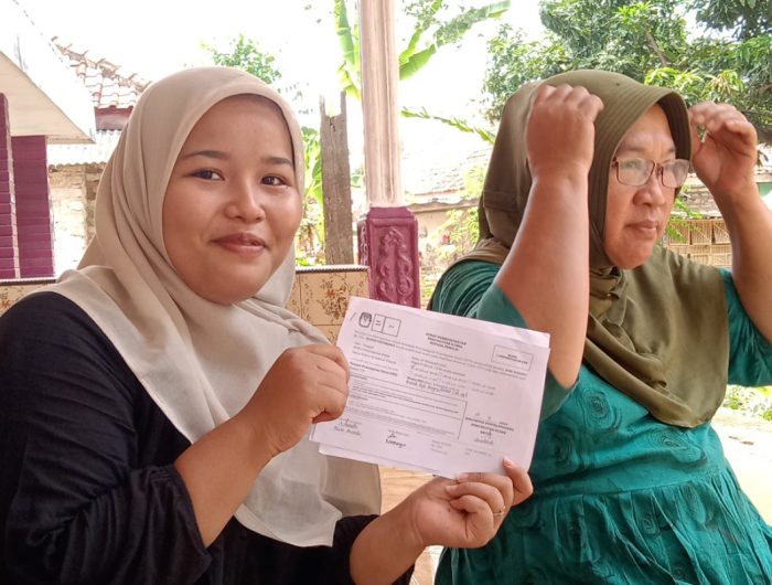 FOTO: Dokumentasi petugas KPPS di TPS 03 Desa Lobuk saat penyerahan Formulir C-Pemberitahuan KWK di rumah Joni Susanto.