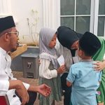 FOTO: Calon Bupati Sumenep, Achmad Fauzi Wongsojudo, mengundang sejumlah anak yatim ke kediamannya di Desa Torbang, Kecamatan Batuan, untuk menerima santunan, sebelum menuju tempat pemungutan suara (TPS) pada Rabu (27/11/2024).