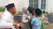 FOTO: Calon Bupati Sumenep, Achmad Fauzi Wongsojudo, mengundang sejumlah anak yatim ke kediamannya di Desa Torbang, Kecamatan Batuan, untuk menerima santunan, sebelum menuju tempat pemungutan suara (TPS) pada Rabu (27/11/2024).