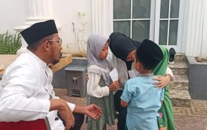 Sebelum Mencoblos, Cabup Achmad Fauzi Santuni Anak Yatim