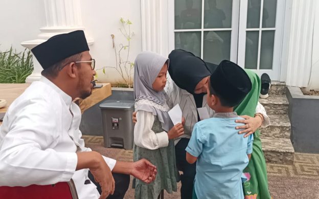 Sebelum Mencoblos, Cabup Achmad Fauzi Santuni Anak Yatim