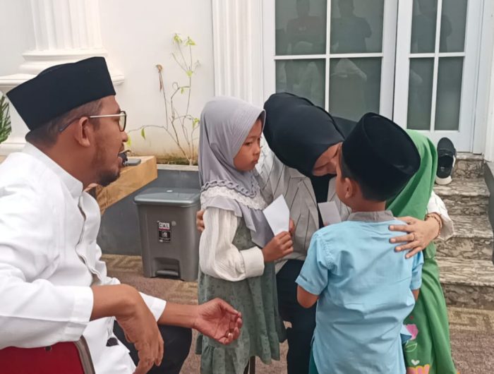 FOTO: Calon Bupati Sumenep, Achmad Fauzi Wongsojudo, mengundang sejumlah anak yatim ke kediamannya di Desa Torbang, Kecamatan Batuan, untuk menerima santunan, sebelum menuju tempat pemungutan suara (TPS) pada Rabu (27/11/2024).