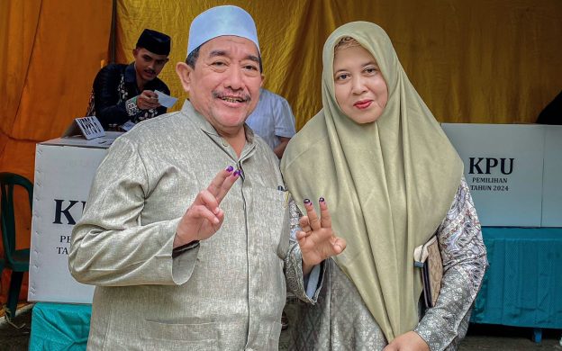 Cawabup KH. Imam Hasyim Nyoblos di TPS 002 Desa Aengbaja Raja, Berharap Pilkada Berjalan Damai