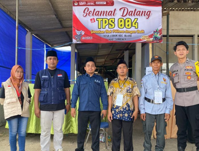 FOTO: Panitia Pemungutan Suara (PPS) Desa Lobuk, Kecamatan Bluto, saat meninjau salah satu TPS di desa setempat.