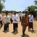 Foto: Pj Bupati Pamekasan Masrukin saat memantau proyek normalisasi sungai.