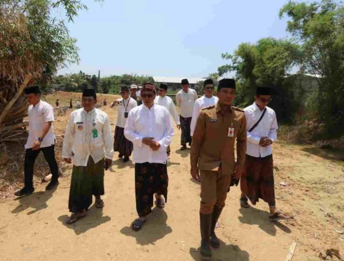 Foto: Pj Bupati Pamekasan Masrukin saat memantau proyek normalisasi sungai.