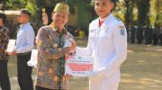 Foto: Pj Bupati Pamekasan, Masrukin saat menyerahkan penghargaan kepada anggota Paskibraka berprestasi dalam upacara Hari Sumpah Pemuda 2024.