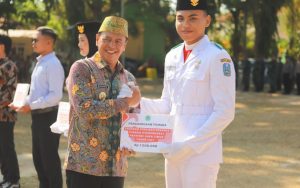 Pj Bupati Pamekasan Serahkan Penghargaan Pemuda Berprestasi di Hari Sumpah Pemuda