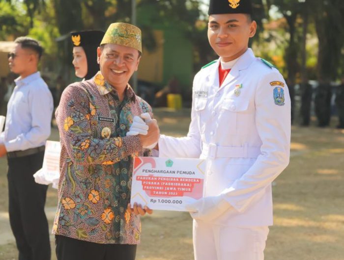 Foto: Pj Bupati Pamekasan, Masrukin saat menyerahkan penghargaan kepada anggota Paskibraka berprestasi dalam upacara Hari Sumpah Pemuda 2024.