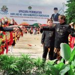 Foto: Pj Bupati Pamekasan Masrukin ikut menari bersama penari Topeng Ghetak usai memimpin Upacara Peringatan Hari Jadi Pamekasan ke-494.