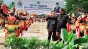 Foto: Pj Bupati Pamekasan Masrukin ikut menari bersama penari Topeng Ghetak usai memimpin Upacara Peringatan Hari Jadi Pamekasan ke-494.