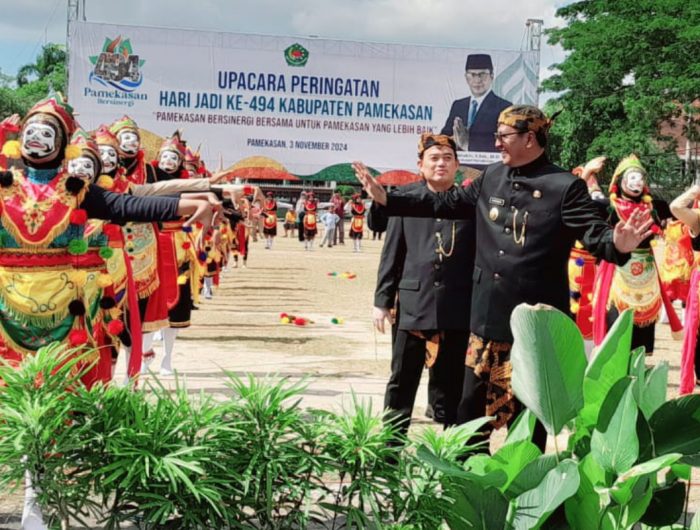 Foto: Pj Bupati Pamekasan Masrukin ikut menari bersama penari Topeng Ghetak usai memimpin Upacara Peringatan Hari Jadi Pamekasan ke-494.