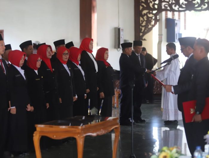 Foto: Pj Bupati Pamekasan Masrukin melantik 33 pengawas sekolah di Pendapa Agung Ronggosukowati.