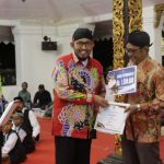 FOTO: Bupati Sumenep Achmad Fauzi Wongsojudo saat menyerahkan penghargaan kepada para seniman dan budayawan di Pendopo Agung Keraton, Kamis (28/11/2024) malam.