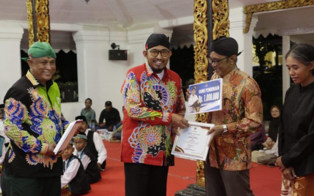 FOTO: Bupati Sumenep Achmad Fauzi Wongsojudo saat menyerahkan penghargaan kepada para seniman dan budayawan di Pendopo Agung Keraton, Kamis (28/11/2024) malam.