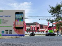 FOTO: Kolase tampak depan RSUD dr. H. Moh Anwar Sumenep dan tampilan Aplikasi Mobile JKN.