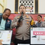 FOTO: Kapolres Sumenep AKBP Henri Noveri Santoso (tengah), saat menggelar konferensi pers pengungkapan pengedar narkotika jenis sabu dengan tersangka oknum anggota DPRD Kabupaten Sumenep. (Panji Agira/wartazone.com)