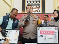 FOTO: Kapolres Sumenep AKBP Henri Noveri Santoso (tengah), saat menggelar konferensi pers pengungkapan pengedar narkotika jenis sabu dengan tersangka oknum anggota DPRD Kabupaten Sumenep. (Panji Agira/wartazone.com)