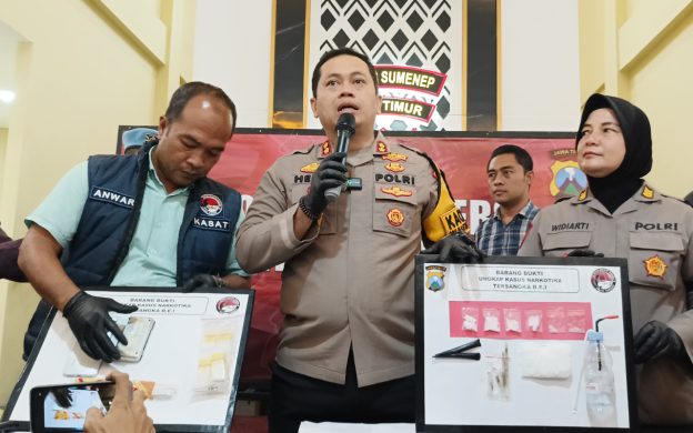 FOTO: Kapolres Sumenep AKBP Henri Noveri Santoso (tengah), saat menggelar konferensi pers pengungkapan pengedar narkotika jenis sabu dengan tersangka oknum anggota DPRD Kabupaten Sumenep. (Panji Agira/wartazone.com)