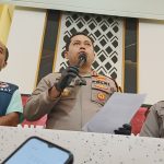 FOTO: Kapolres Sumenep AKBP Henri Noveri Santoso (tengah), saat menggelar konferensi pers pengungkapan pengedar narkotika jenis sabu dengan tersangka oknum anggota DPRD Kabupaten Sumenep. (Panji Agira/wartazone.com)