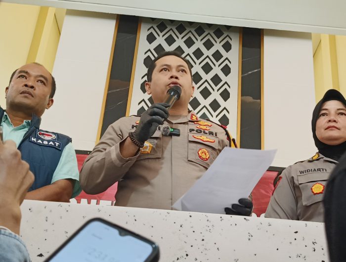FOTO: Kapolres Sumenep AKBP Henri Noveri Santoso (tengah), saat menggelar konferensi pers pengungkapan pengedar narkotika jenis sabu dengan tersangka oknum anggota DPRD Kabupaten Sumenep. (Panji Agira/wartazone.com)