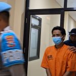 FOTO: Oknum anggota DPRD Kabupaten Sumenep memakai baju orange digelandang petugas usai konferensi pers di Mapolres Sumenep. Kamis (5 Desember 2024) sore. (Panji Agira/wartazone.com)