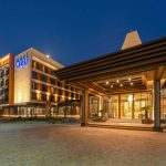 FOTO: Myze Hotel, berlokasi di Jalan Arya Wiraraja, Gedungan Timur, Kecamatan Batuan. Hotel ini menawarkan fasilitas premium seperti kolam renang, Jokotole Gym, Potre Koneng Spa, wifi, dan layanan kamar 24 jam, serta didesain untuk memberikan pengalaman menginap yang nyaman dan tak terlupakan. (Ist/wartazone.com)