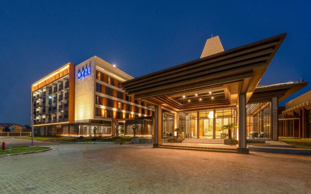 FOTO: Myze Hotel, berlokasi di Jalan Arya Wiraraja, Gedungan Timur, Kecamatan Batuan. Hotel ini menawarkan fasilitas premium seperti kolam renang, Jokotole Gym, Potre Koneng Spa, wifi, dan layanan kamar 24 jam, serta didesain untuk memberikan pengalaman menginap yang nyaman dan tak terlupakan. (Ist/wartazone.com)